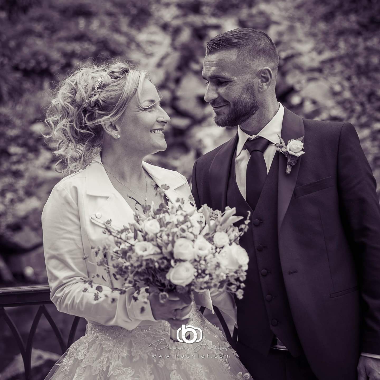 Couple mariage jardin fleuri photographe Nantes